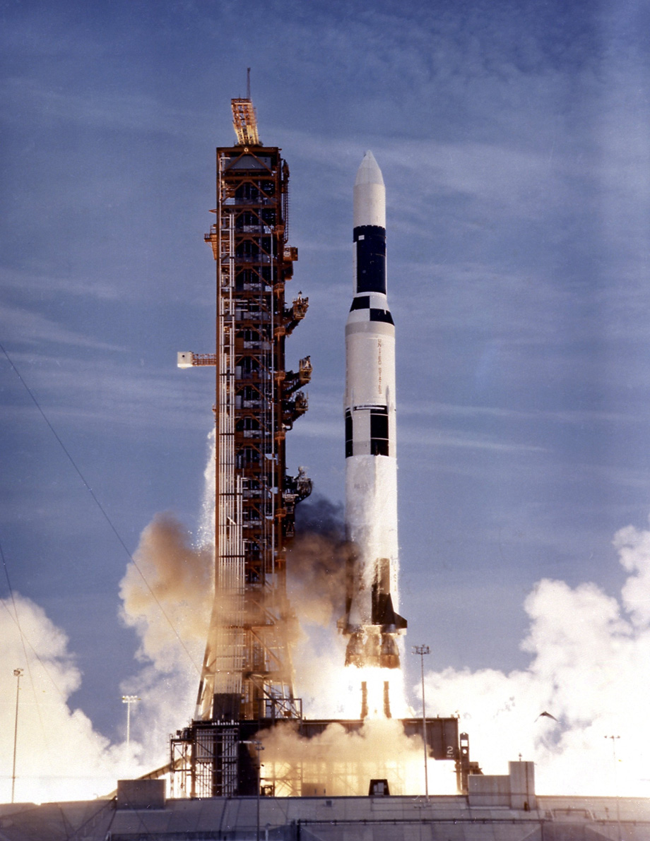 запуск сверхтяжелой ракеты-носителя Saturn V
