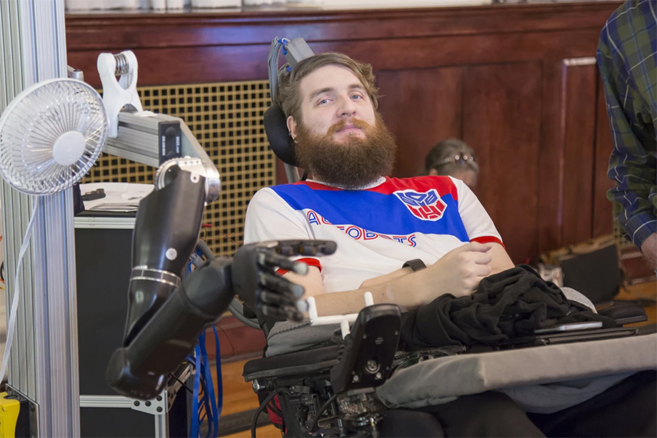 Мозговой имплантат Натана Коупленда позволил чувствовать прикосновение с помощью роботизированной руки