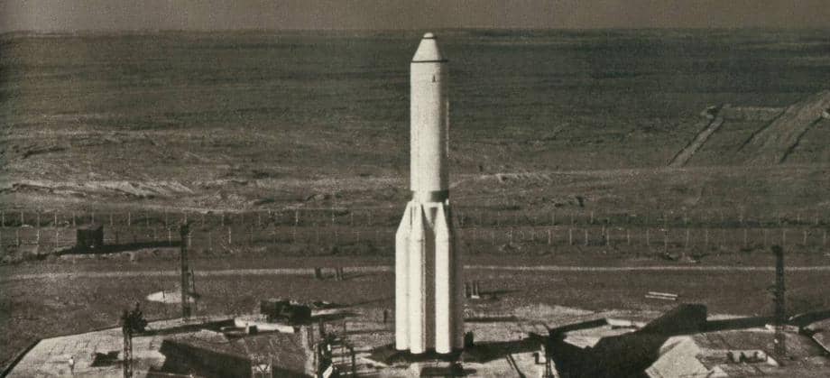 Ракета-носій УР-500/8К82 на старті пуску одного з ШСЗ "Протон", майданчик №81 космодрому Байконур