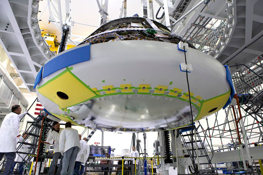 Mounting the Orion heat shield