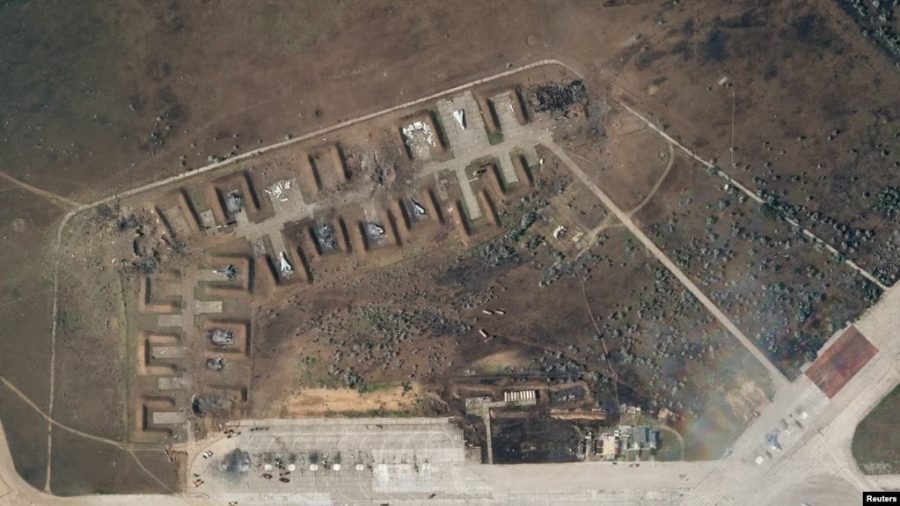 Спутниковый снимок разрушений на российской авиабазе в городе Саки