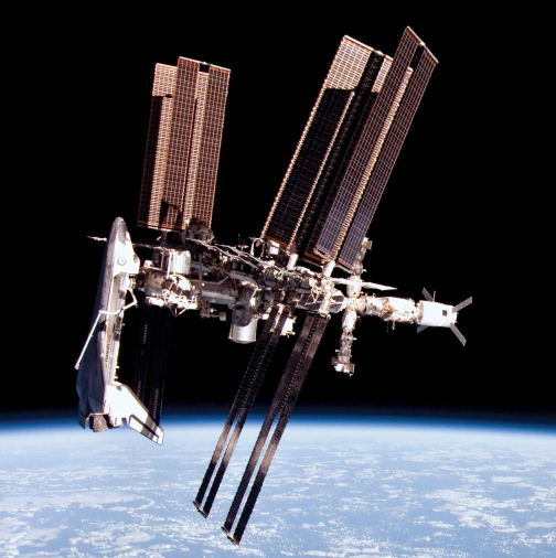 Космический шаттл Endeavour, пристыкованный к МКС