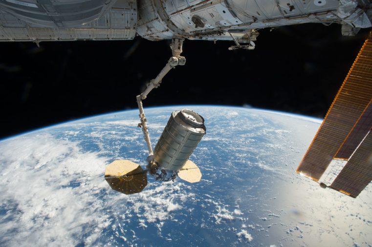 Космический корабль Cygnus пристыкованный к МКС