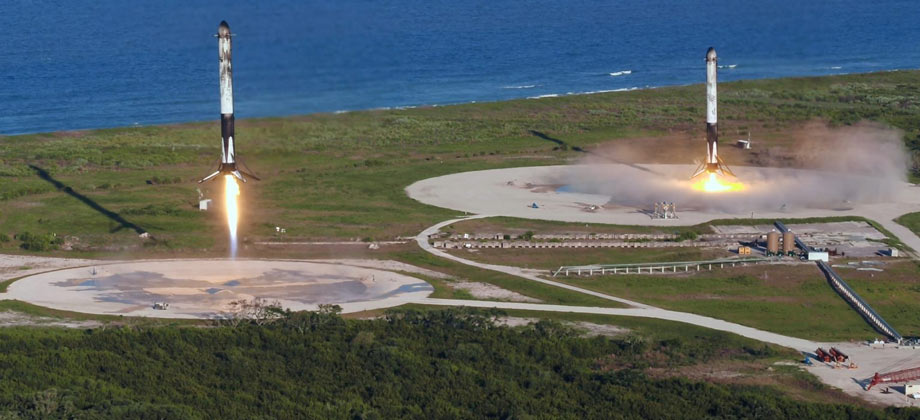 Синхронное приземление двух бустеров Falcon Heavy