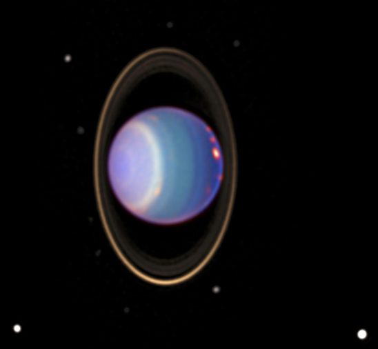Уран, окруженный четырьмя основными кольцами и спутниками