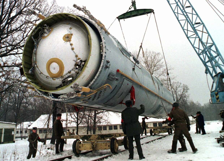 украинские военные распиливают баллистическую ракету УР-100