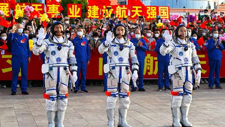 chineese astronauts of the "Shenzhou-16" mission