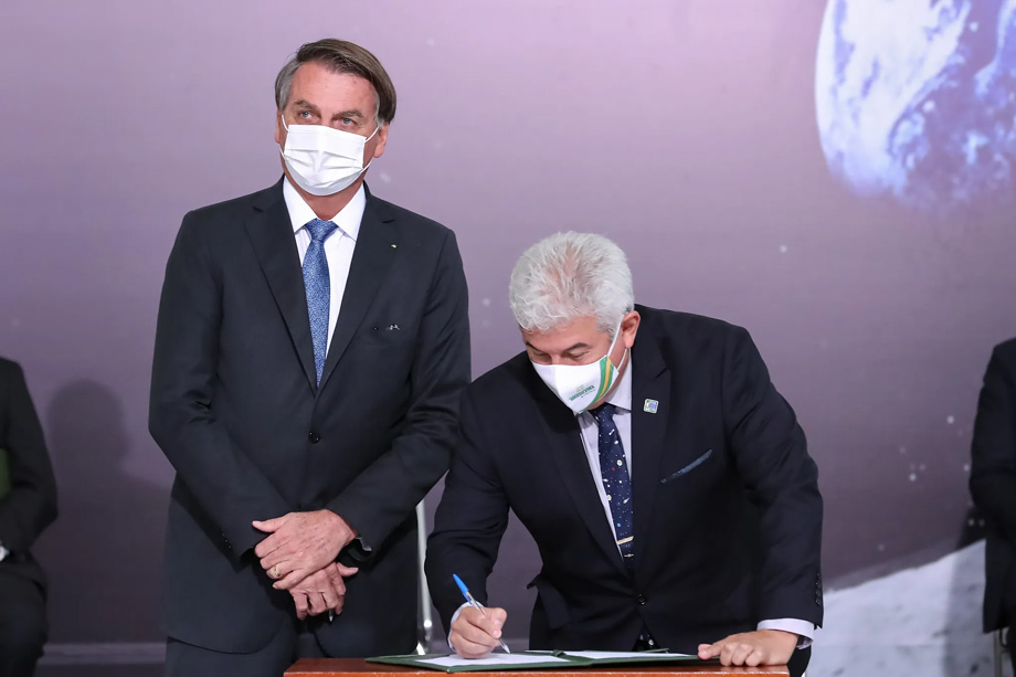 Marcos Pontes, signs the Artemis Accords