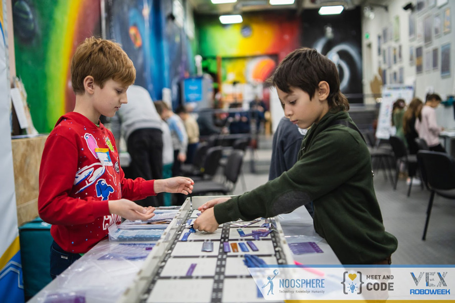 Участники STEM-курса VEX RoboWeek