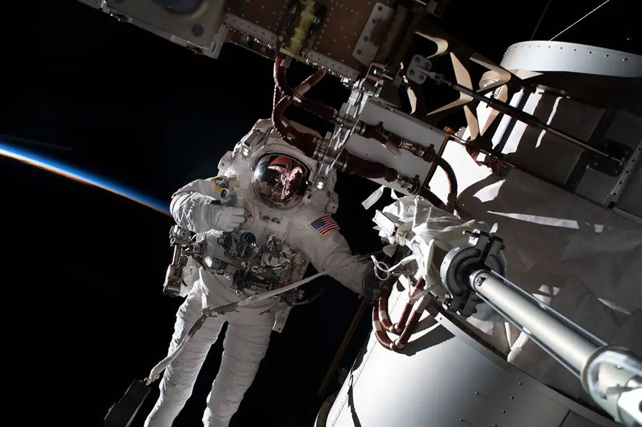 Астронавт NASA Френк Рубіо у відкритому космосі